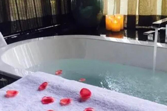 成都水疗池中的失重冥想：当身体学会漂浮